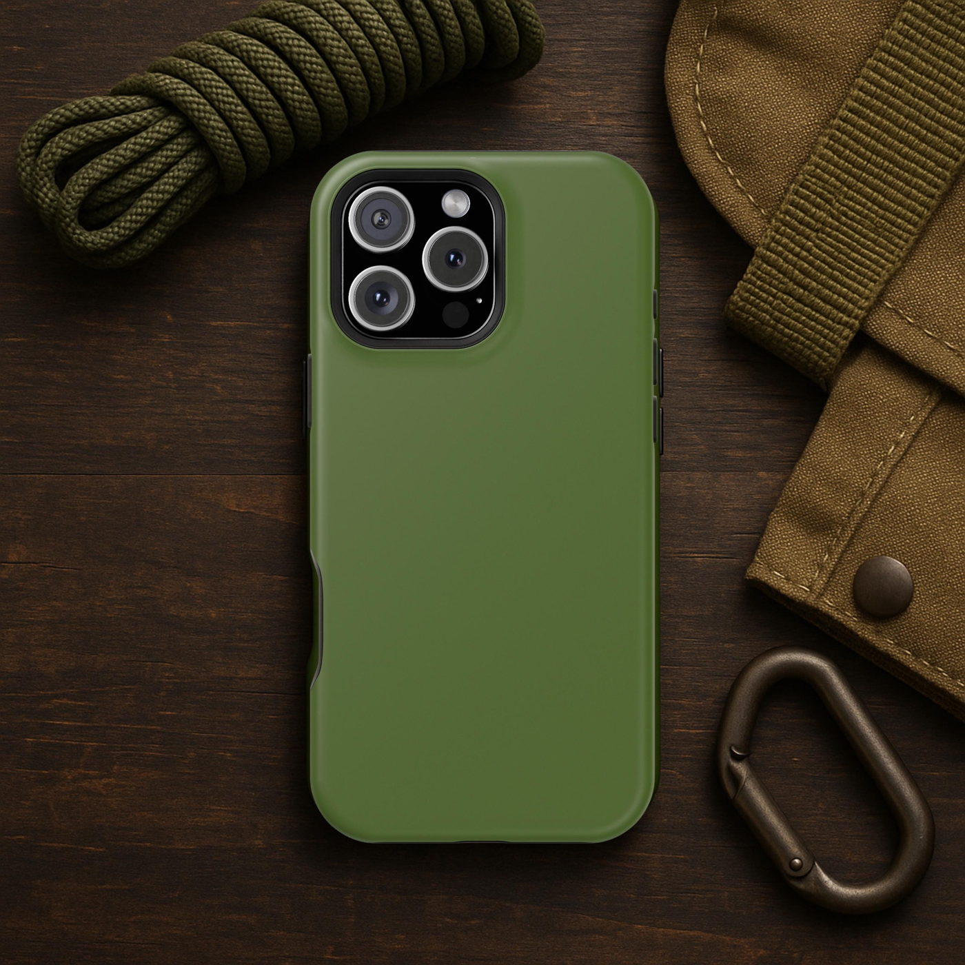 Foto ilustrativa de um smartphone com capa verde sobre uma superfície de madeira, com acessórios ao redor